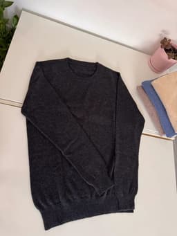 Charcoal_Cashmere_sweater_Men view 4
