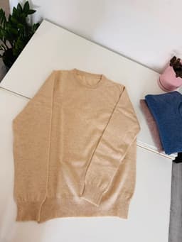 Beige_Cashemre_sweater_Ladies view 3