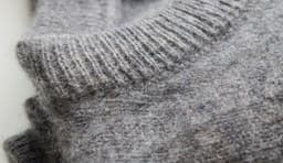 Men’s Himalayan Grey Pure Cashmere Crew-Neck Sweater view 3